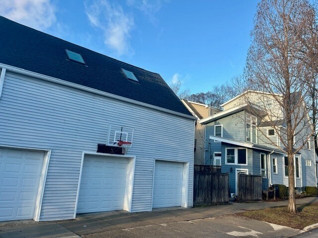 Building Photo - 3700 N Hermitage Ave