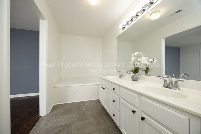 Building Photo - 521 Renshaw Ct