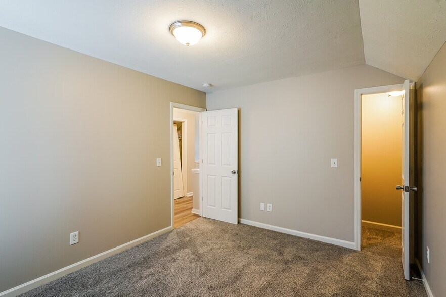 Building Photo - 1825 Lakewood Village Dr