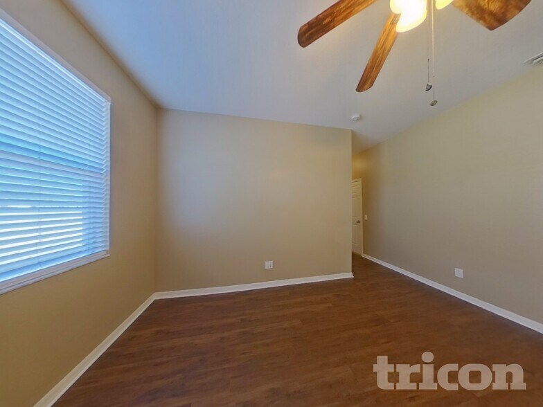 Building Photo - 9723 Riverchase Dr