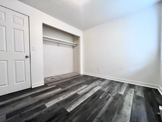Building Photo - BRIGHT AND CLEAN GRESHAM TRIPLEX!! UPGRADE...
