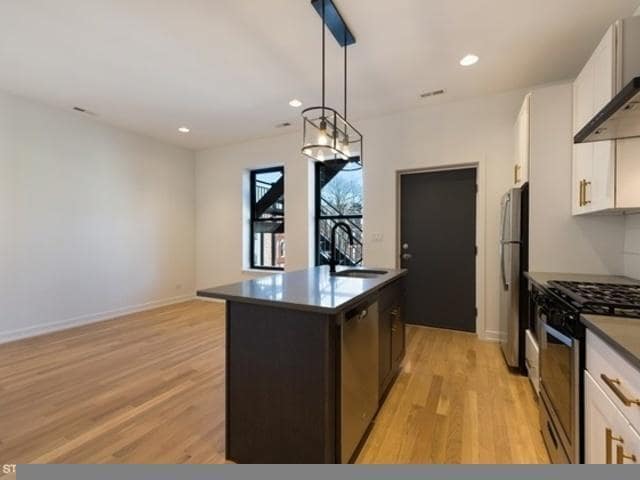 Building Photo - 3 bedroom in Chicago IL 60642