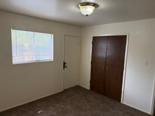 Building Photo - General Marshall St (216)