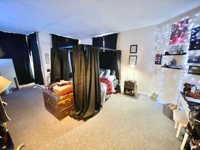 Building Photo - 203 Maple St