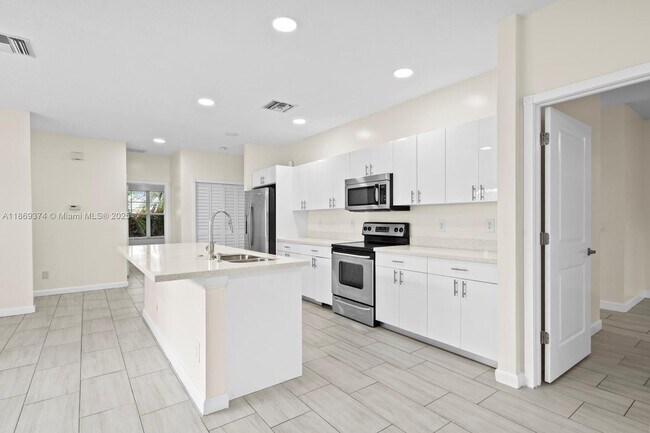 Building Photo - 2700 Creekside Dr