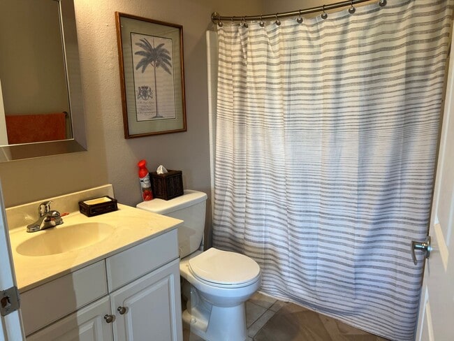 Building Photo - First Floor Condo at Bridgepointe - Beauti...