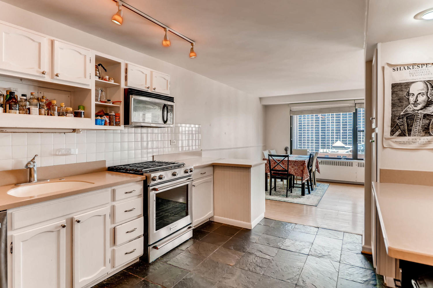 Building Photo - 1540 N State Pky