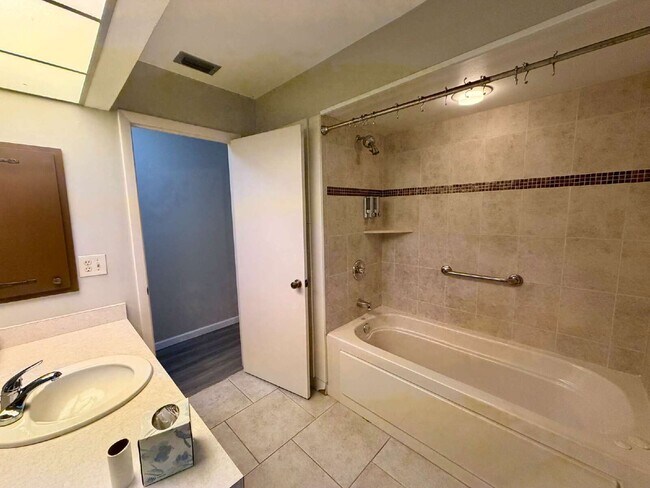 Building Photo - 423 Whispering Oaks Ct