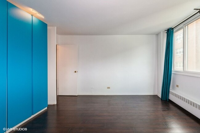 Building Photo - Large 1 Bed/Bath Evanston Condo with TWO P...