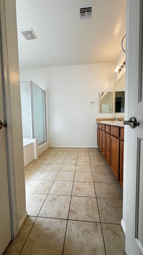 Building Photo - Eastside (Stella and Kolb) 4 bedroom  2 bath house with 2 car garage near Lakeside Park!