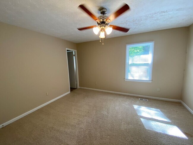 Building Photo - Charming Townhouse in East Cobb!