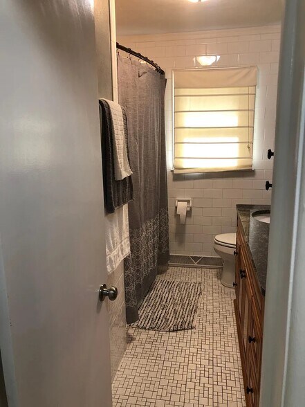 Building Photo - 131 N Hillsdale Dr