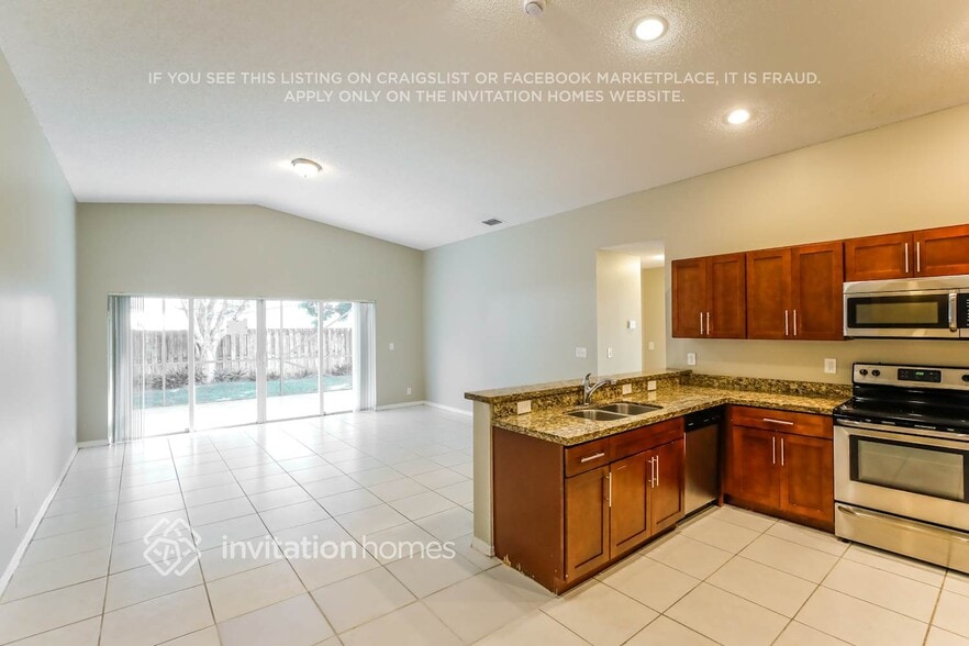 Building Photo - 10841 SW 14th Ct