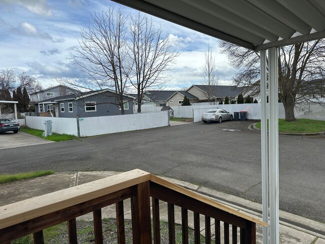 Building Photo - Beautiful 3 Bedroom 2 Bath Home Available Now