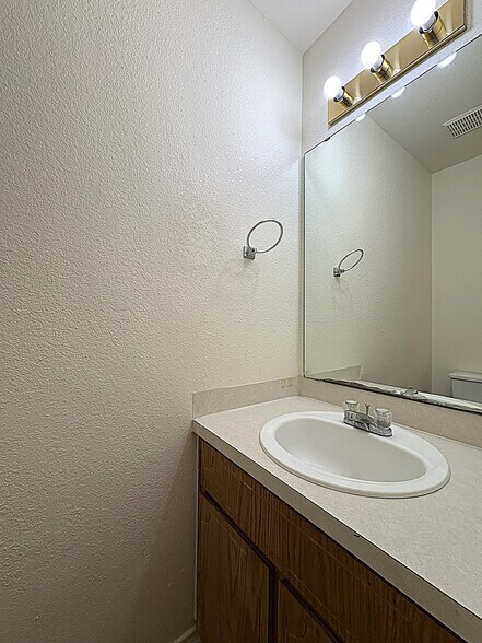 Building Photo - 2004 Monte Carlo Ln