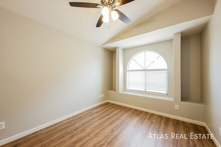 Building Photo - 4929 W Bluefield Ave