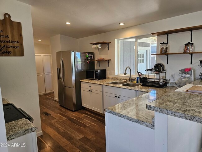 Building Photo - 1042 W Ocotilla St