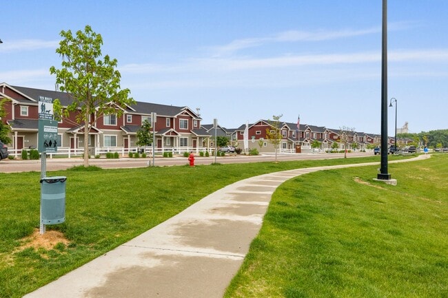 Building Photo - Beautiful 3-Bedroom Townhome with Park Views- Available July 25th!