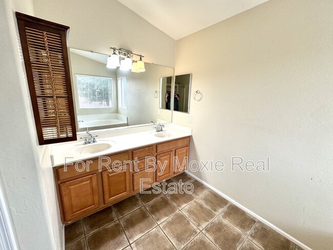 Building Photo - 43385 W Chisholm Dr