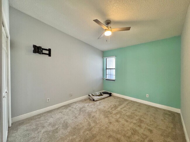 Building Photo - Lake Hartridge Condo - Two Levels with Water Views