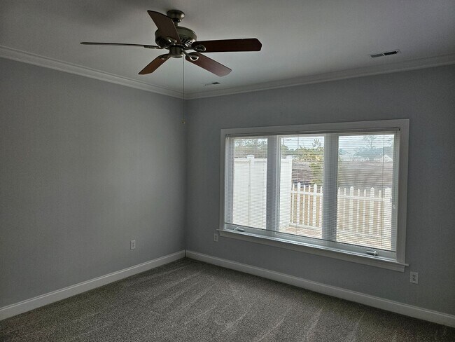 Building Photo - Southport - 3bedroom, 2 bath Townhouse
