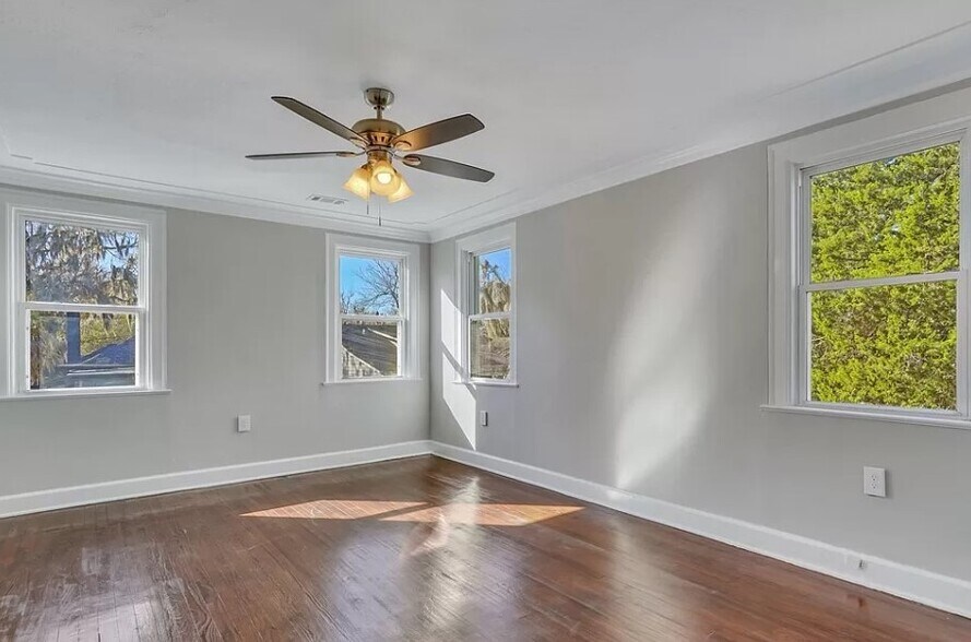 Building Photo - 824 E 39th St