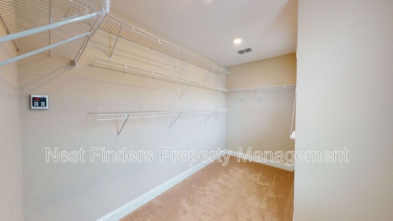 Building Photo - 201 Silver Creek Pl