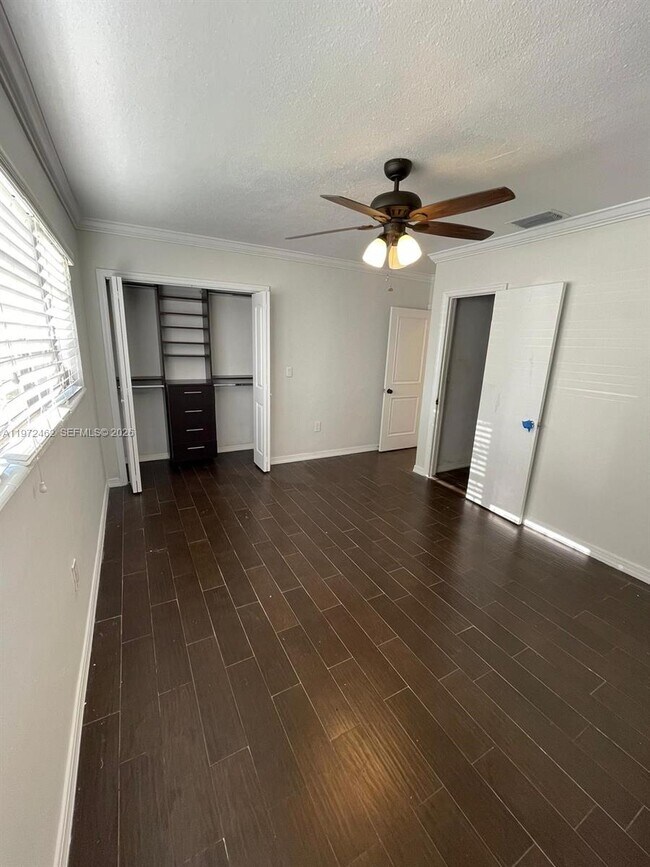 Building Photo - 2818 Bahama Dr