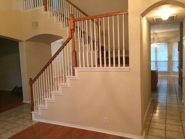 Building Photo - 746 Treaty Oak