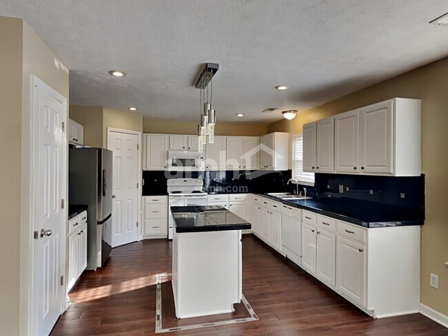 Building Photo - 586 Hollerman Ln