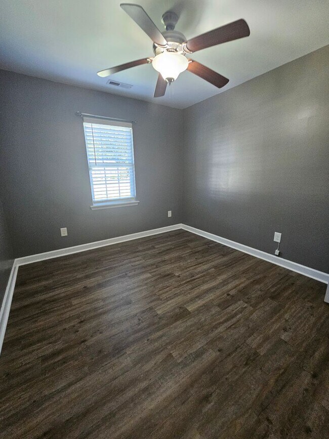 Building Photo - 3 Bed, 2 Bath Home In Woodbury Farm!