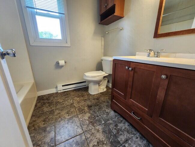 Building Photo - Updated Upper Level Apartment, Kaukauna