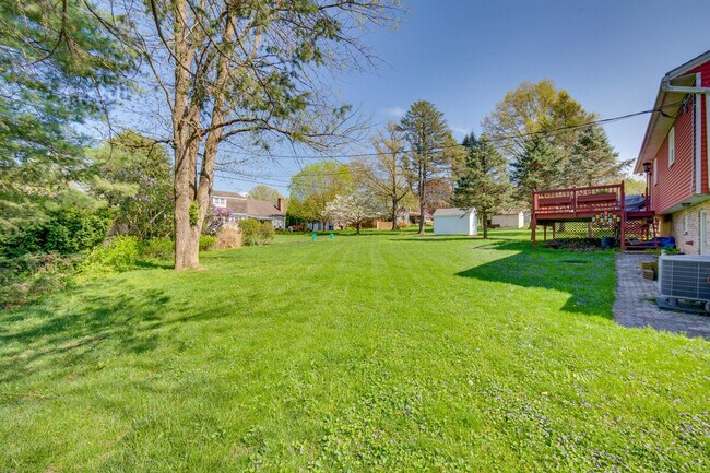 Building Photo - 25 Meadow View Dr