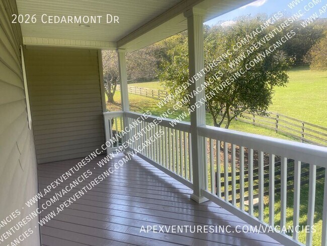 Building Photo - 2026 Cedarmont Dr