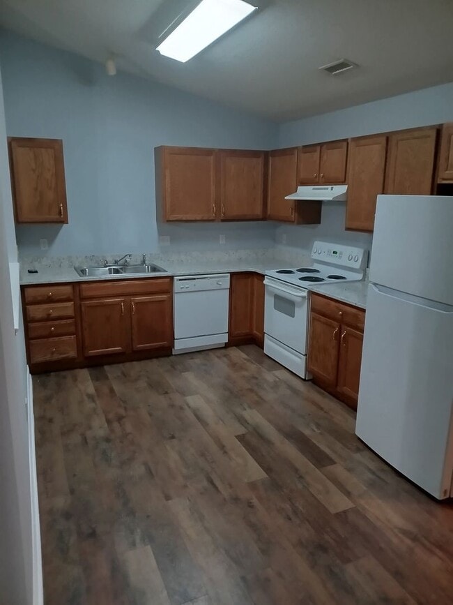 Building Photo - Knoxville 37912 - 2 bedroom, 2 bath condo with a 1-car garage - Call Lisa Vineyard and Shannon Ru...