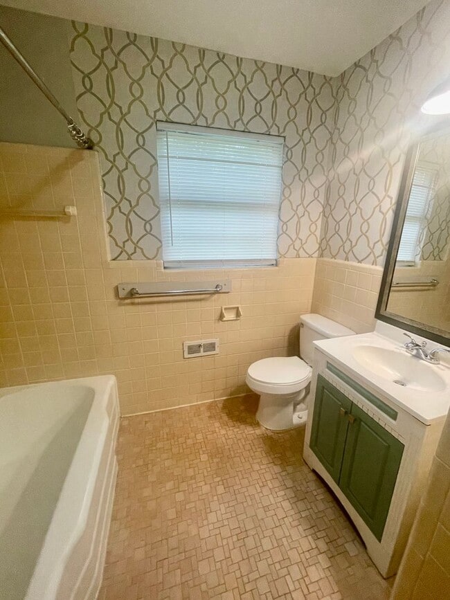 Building Photo - This Beautiful 4 bed 2.5 bath brick ranch ...