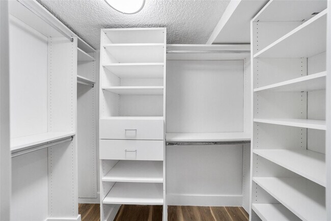 Building Photo - 21905 Lake Forest Cir