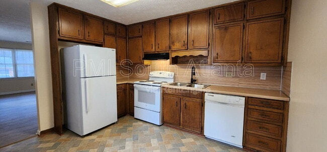 Building Photo - 3441 Southgate Trail SE