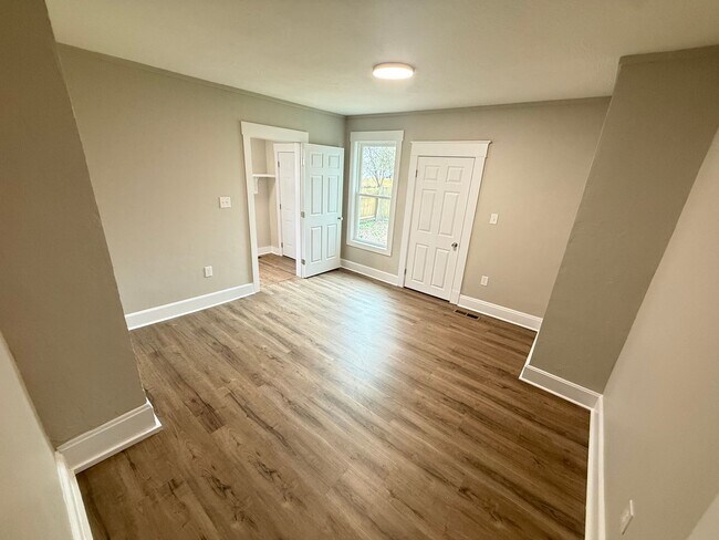 Building Photo - 823 N Main Ave