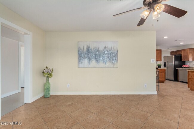 Building Photo - 1422 W Orange Dr