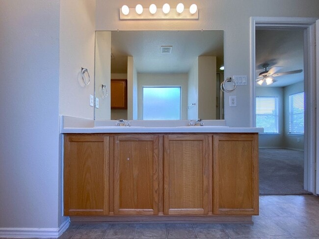 Building Photo - Spacious 4/BR 2.5/BA Two-Story Home with F...