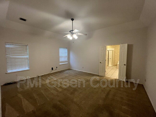 Building Photo - 305 N Aster Pl
