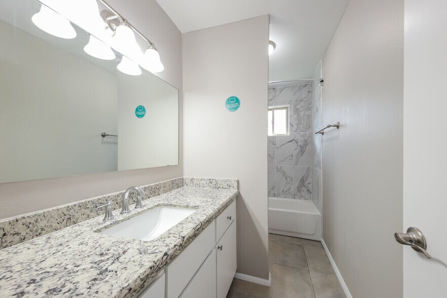 Building Photo - 14009 N 42nd Dr