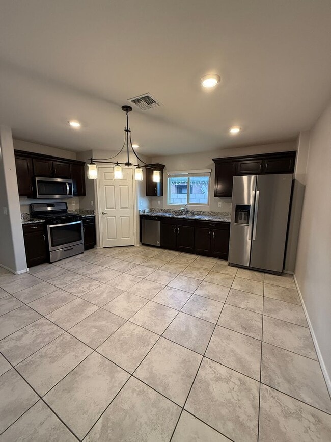 Building Photo - 3 Bed | 2 Bath | 1,456 Sq Ft | 2-Car Garage