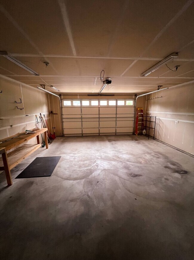 Building Photo - 3 Bed 2 Bath Rambler Gold Bar