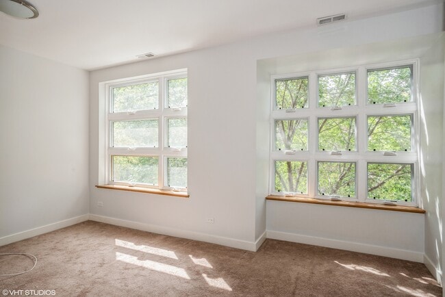 Building Photo - 7211 N Oakley Ave