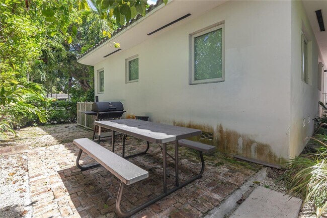 Building Photo - 521 NE 68th St