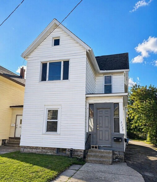 Building Photo - 1117 E 9th St