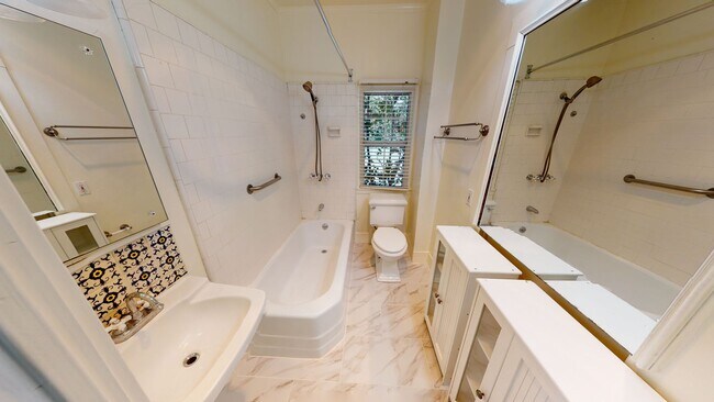 Building Photo - West Hollywood Oasis! *FREE RENT*