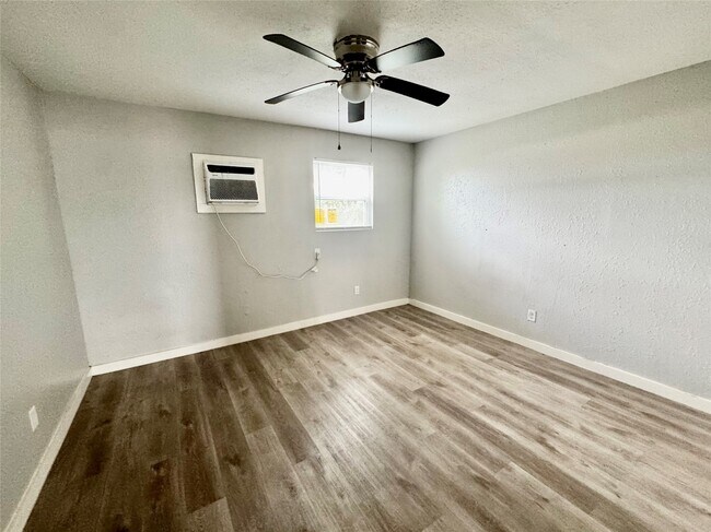 Building Photo - 6705 Fairway Dr